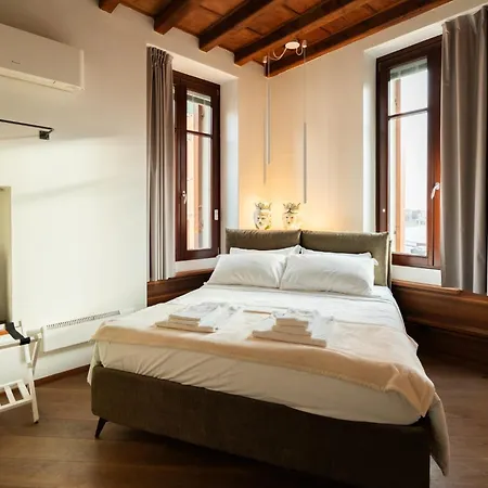 La Finestra Sul Ponte By Postcardsfrom Bed & Breakfast Verona